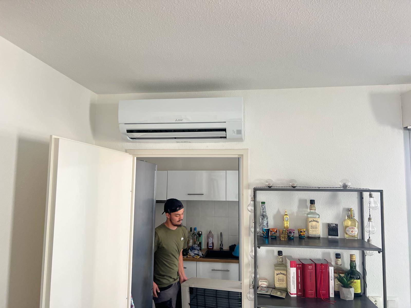 découvrez le coût moyen pour l'installation d'une climatisation, les facteurs influençant le prix et des conseils pour bien choisir votre système de climatisation.