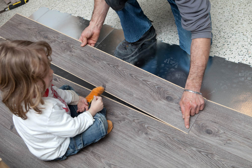 découvrez le coût d'installation d'un parquet : matériaux, main-d'œuvre, et conseils pour un budget maîtrisé.