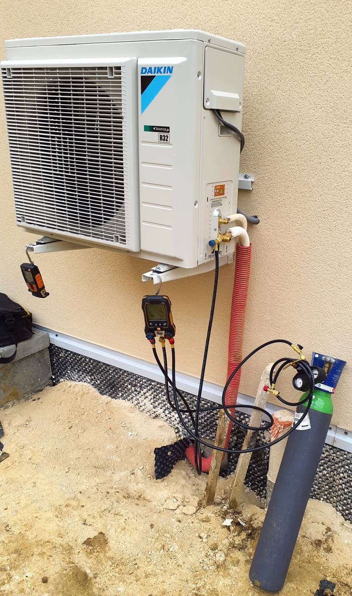 découvrez le coût d'installation d'une pompe à chaleur, les facteurs influençant le prix et des conseils pour optimiser votre investissement énergétique.