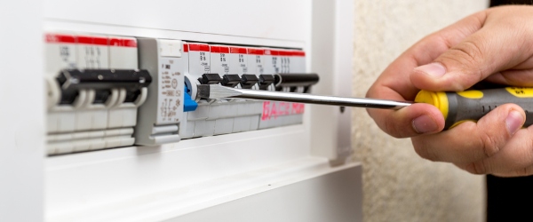 découvrez le coût d'installation d'un tableau électrique, incluant les tarifs moyens, les facteurs influençant le prix et des conseils pour bien choisir votre électricien.