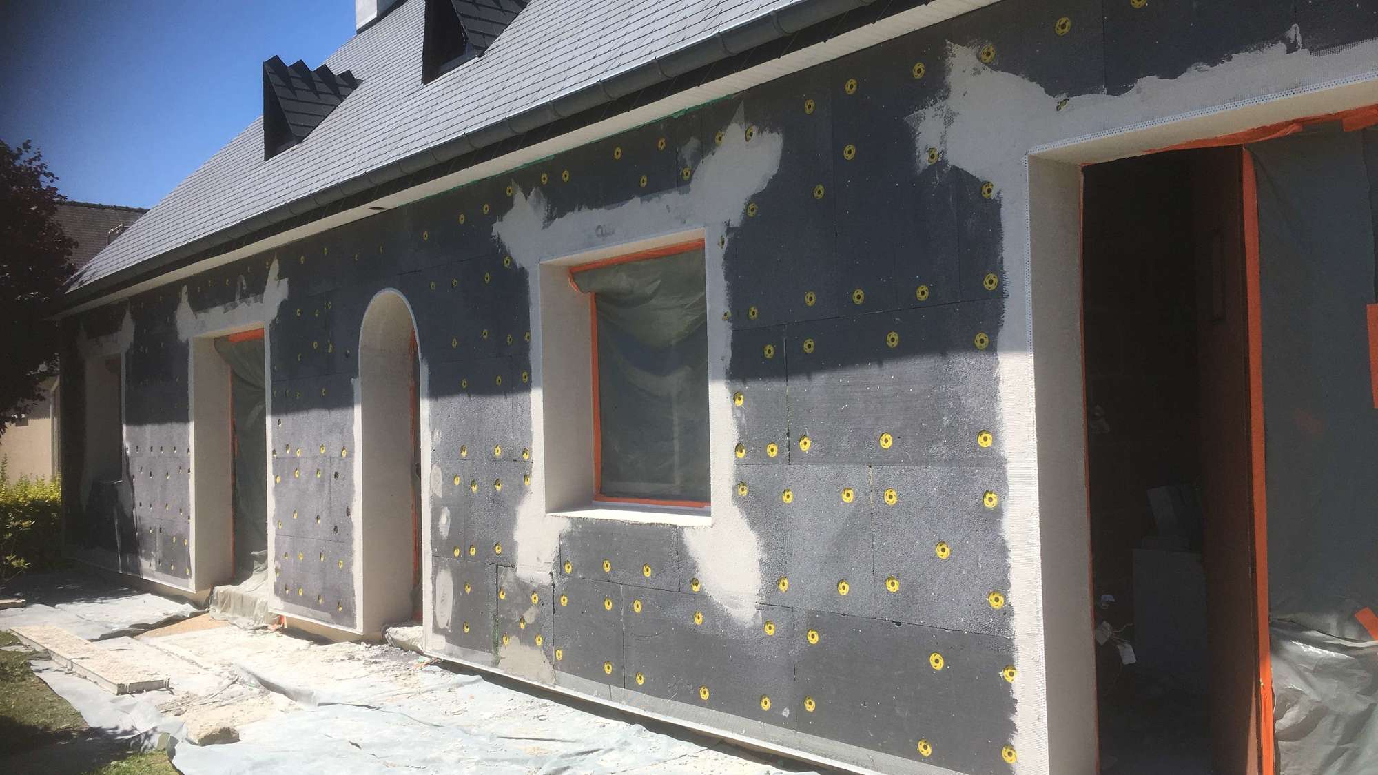 découvrez le coût de l'isolation extérieure et comment optimiser votre investissement pour améliorer l'efficacité énergétique de votre habitation.