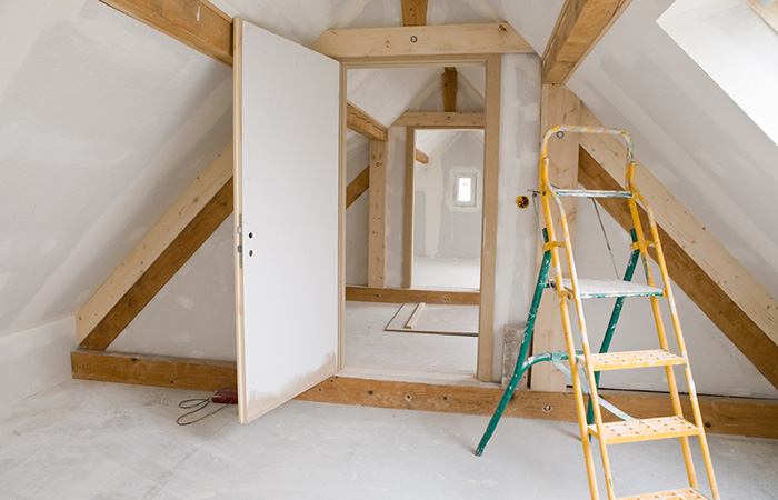 découvrez le coût moyen de l'isolation de toiture au m², les facteurs qui influencent les prix, et des conseils pour optimiser votre budget isolation.