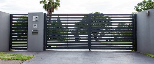 découvrez le coût d'un portail électrique, incluant les prix moyens des matériaux, de l'installation, et des options de motorisation pour bien choisir votre portail.