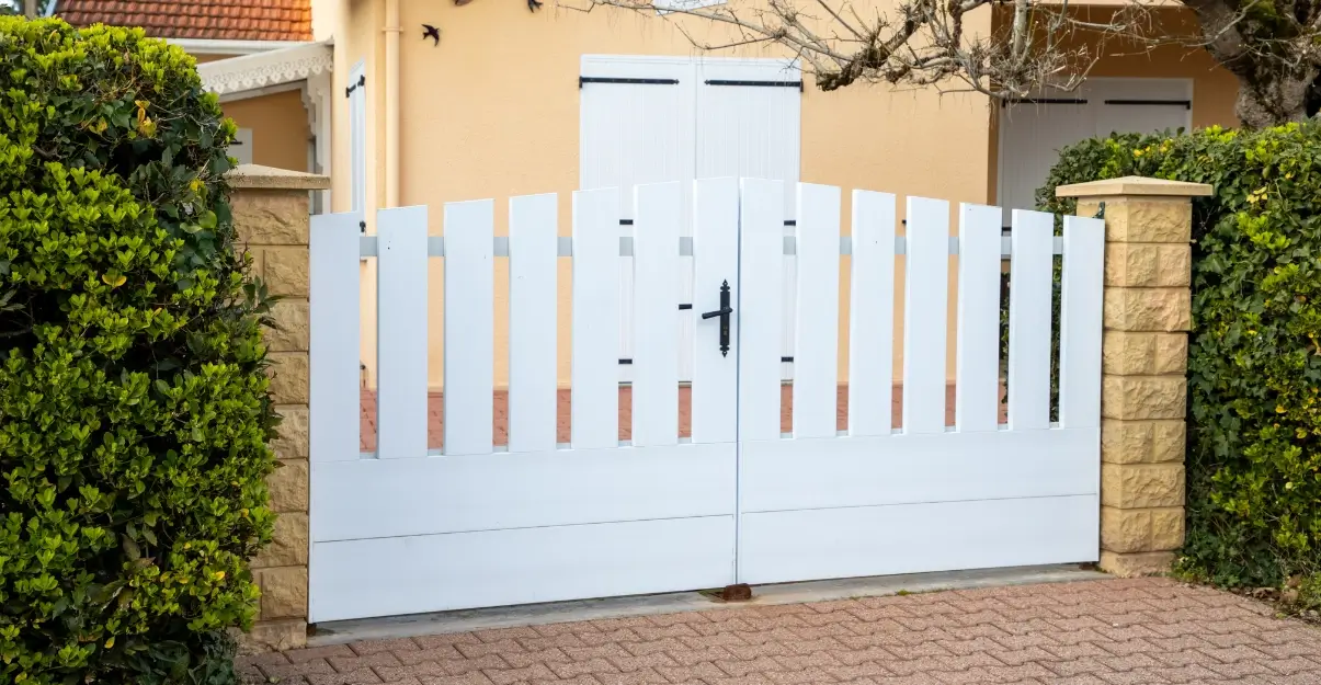 découvrez le coût d'un portail électrique, les différents tarifs selon les modèles et matériaux, ainsi que les facteurs influençant le prix pour bien choisir votre installation.