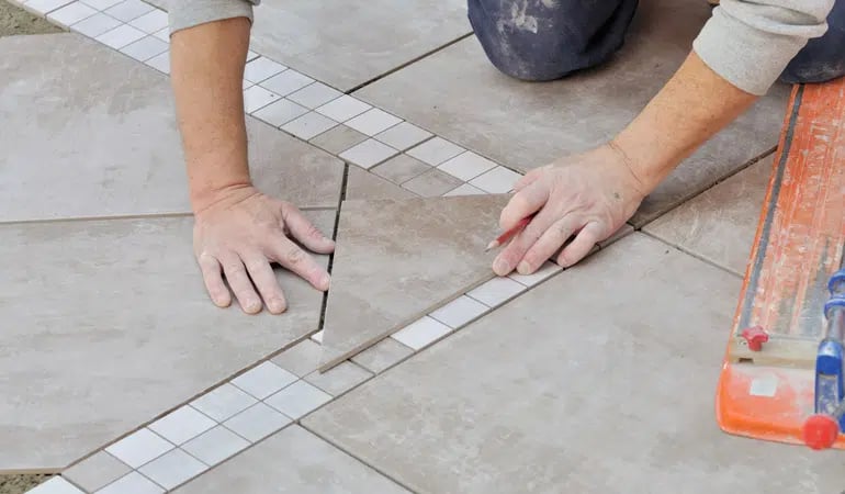 découvrez le coût de la pose de carrelage, les facteurs qui influencent le prix et comment bien choisir votre professionnel pour un résultat impeccable.