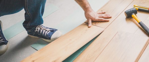 découvrez le coût de la pose de parquet flottant : tarifs, facteurs influents et conseils pour aménager votre intérieur avec style et à petit prix.