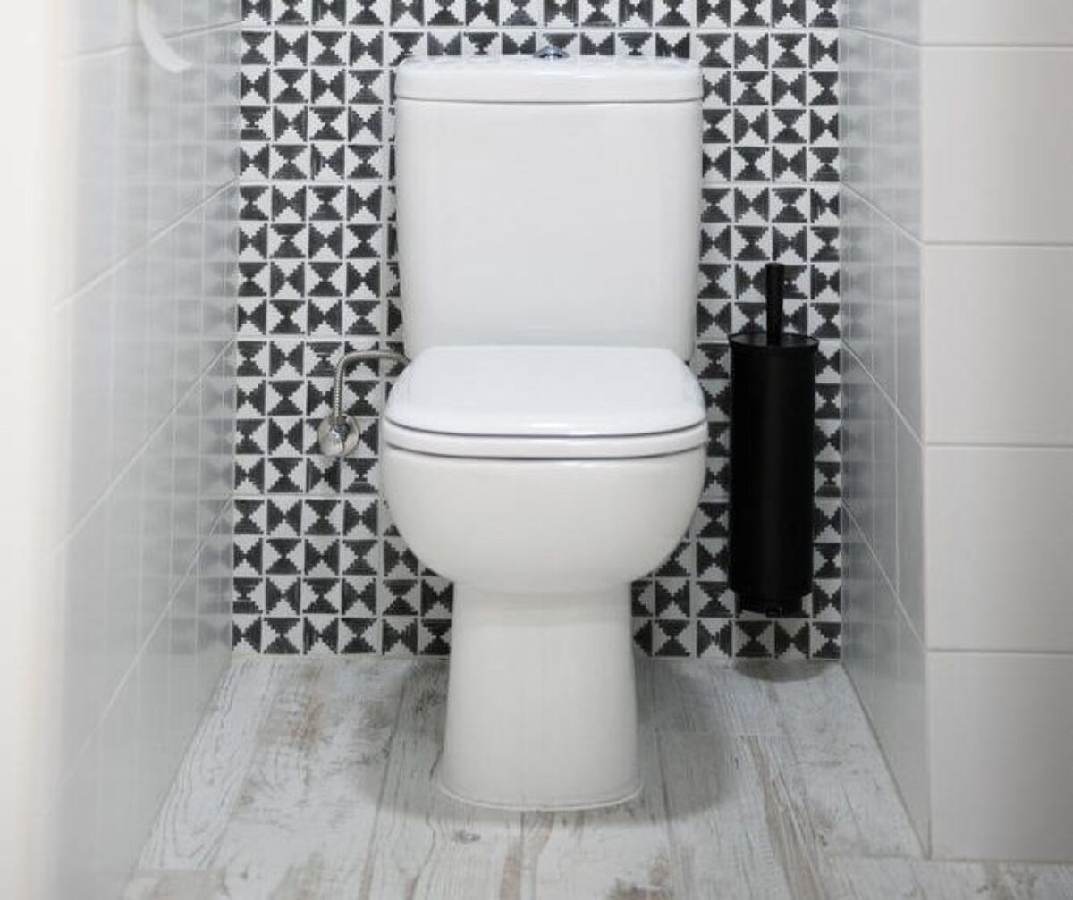 découvrez le coût de la pose de toilettes suspendues : tarifs, facteurs influençant le prix, et conseils pour bien choisir votre installation.