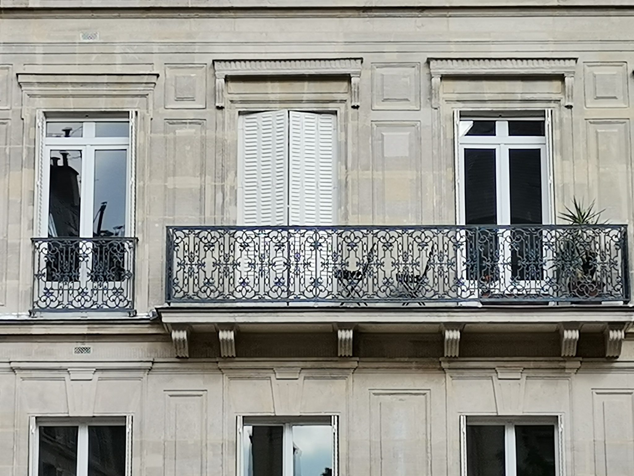 découvrez le coût moyen pour le ravalement d'une façade haussmannienne et les facteurs qui influencent ce budget essentiel pour préserver le charme et la qualité de votre immeuble.