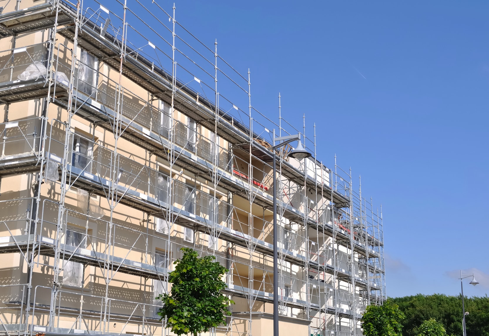 découvrez le coût du ravalement de façade pour un immeuble : facteurs influençant le prix, estimation moyenne et conseils pour bien préparer votre projet de rénovation.