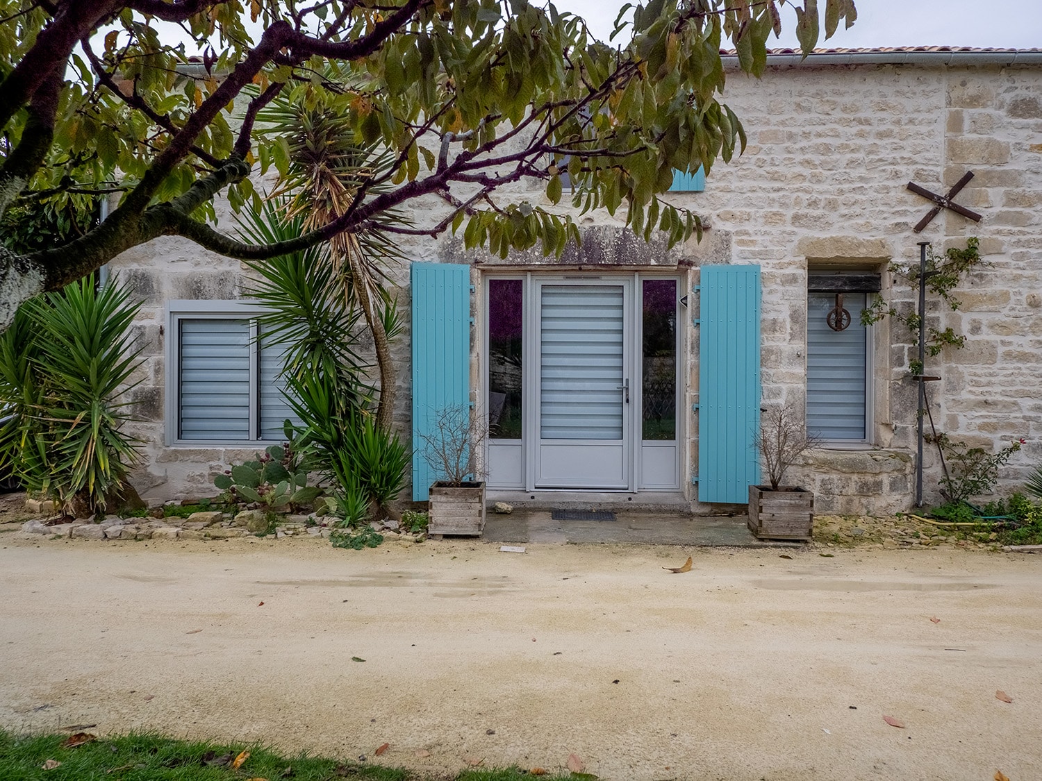 découvrez le coût moyen pour la rénovation d'une surface de 100m2, incluant les prix des matériaux, de la main-d'œuvre, et des conseils pour optimiser votre budget.