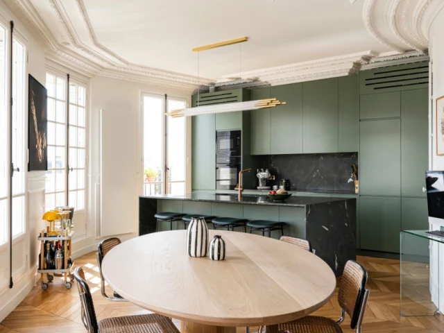 découvrez le coût moyen pour la rénovation d'un appartement haussmannien, incluant les travaux essentiels, matériaux et conseils pour un projet réussi.