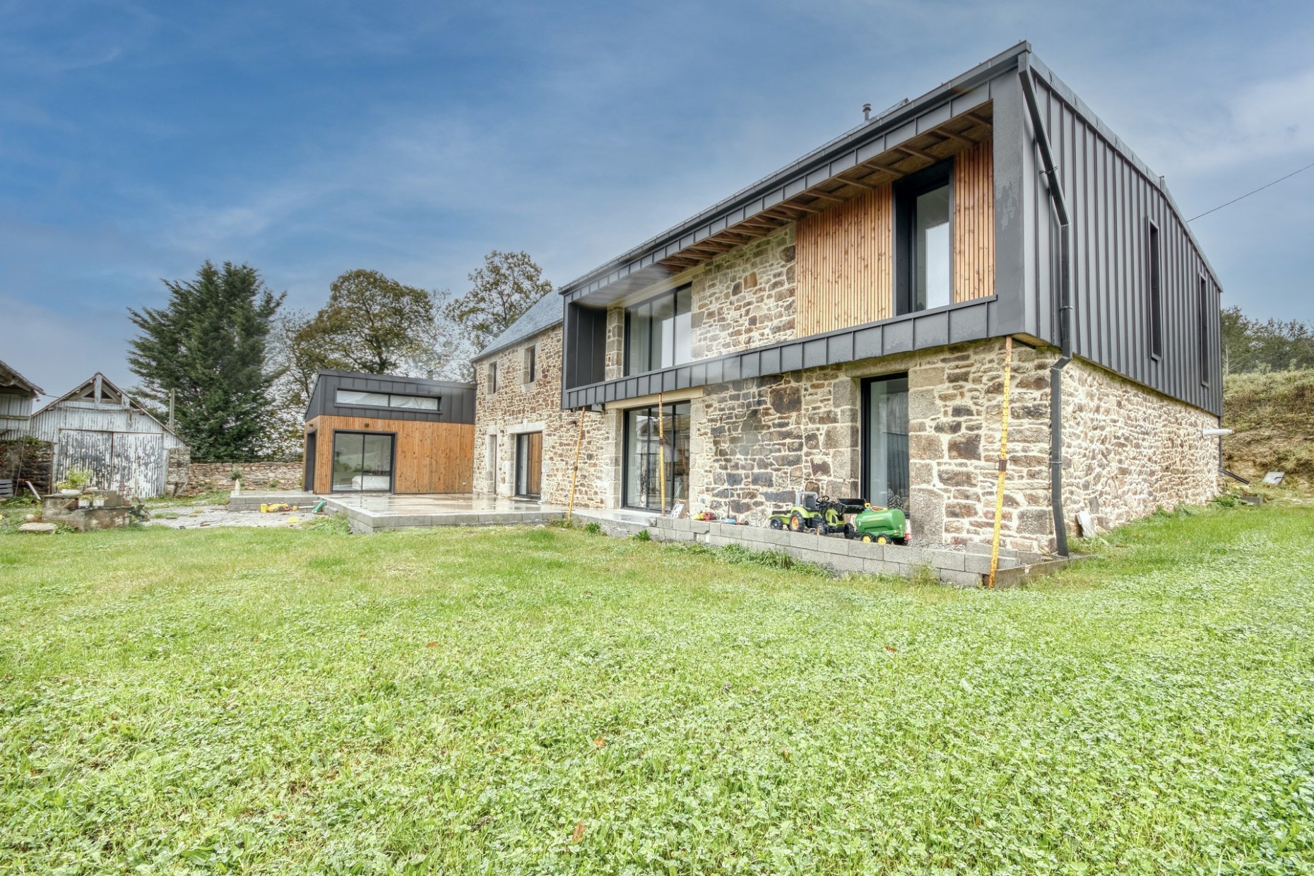 découvrez nos astuces pour estimer et réduire le coût de la rénovation d'une maison en ruine, afin de réussir votre projet de rénovation efficacement.