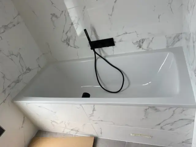 découvrez le coût de la rénovation de salle de bain, les facteurs influençant les prix et des conseils pour bien planifier votre budget.