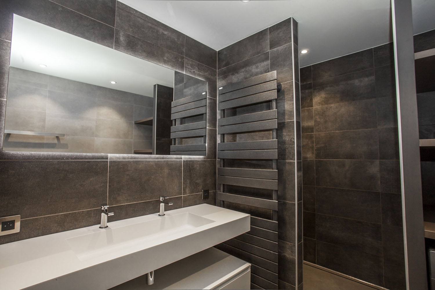 découvrez le coût moyen pour la rénovation d'une salle de bain, astuces pour bien budgétiser vos travaux et conseils pour optimiser votre investissement.