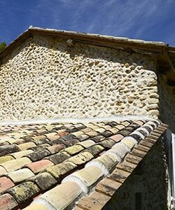 découvrez le coût moyen de la rénovation de toiture au m², les facteurs influençant les prix et des conseils pour bien planifier votre projet de rénovation.