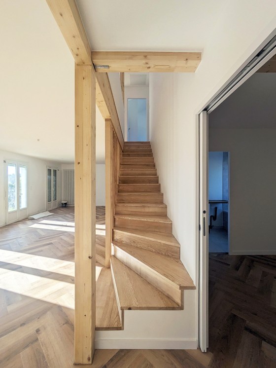 découvrez le coût estimatif pour la surélévation d'une surface de 40m2, incluant les matériaux, la main d'œuvre et les démarches administratives.