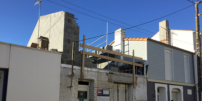 découvrez les coûts liés à une surélévation de votre maison : matériaux, main-d'œuvre et conseils pour un budget maîtrisé.