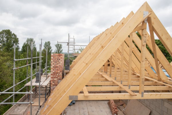 découvrez le coût de la surélévation de toiture, les facteurs influençant le prix et des conseils pour réussir votre projet d'agrandissement de maison.