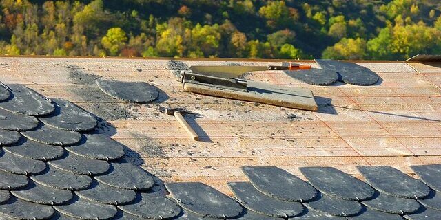 découvrez comment estimer le coût d'une toiture, les facteurs qui l'influencent, et obtenez des conseils pour choisir le meilleur rapport qualité-prix pour vos travaux de couverture.