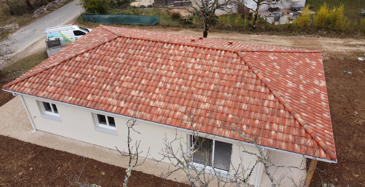 découvrez le coût toiture : estimations, facteurs influençant les prix et conseils pour optimiser votre budget de rénovation ou construction de toiture.