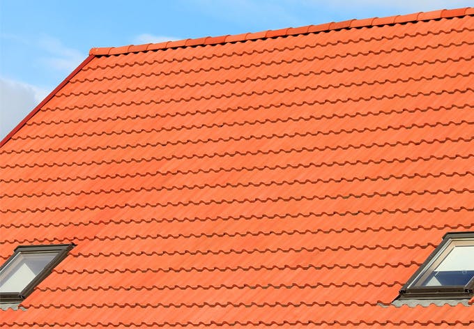 découvrez tout ce qu'il faut savoir sur le coût d'une toiture : matériaux, main-d'œuvre, entretien et conseils pour optimiser votre budget.