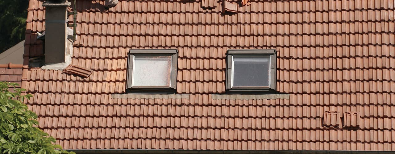 découvrez les facteurs influençant le coût d'une toiture et obtenez des conseils pour estimer votre budget de rénovation ou de construction.