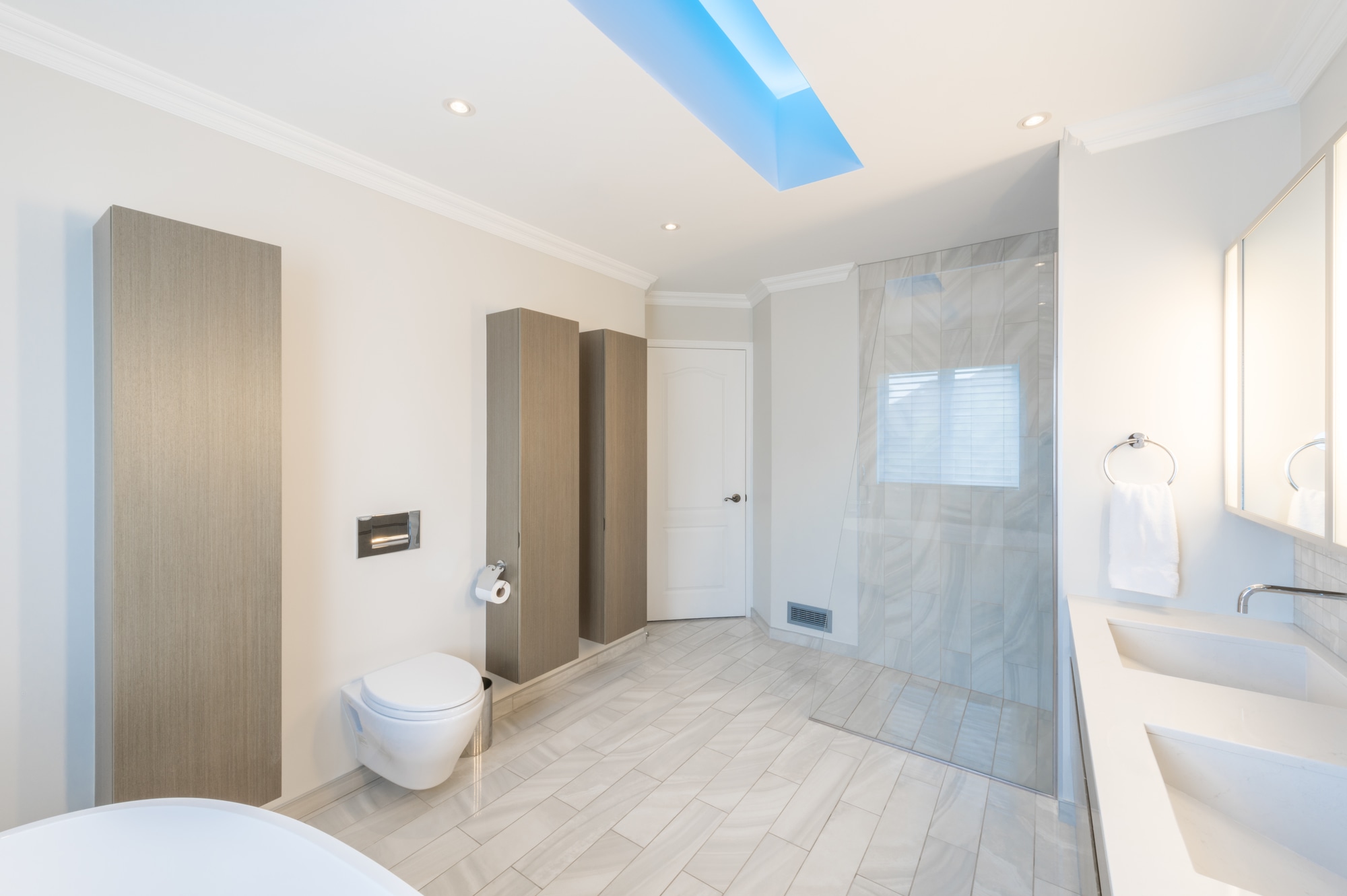 découvrez le coût de la transformation de votre salle de bain : prix moyens, facteurs influençant le budget et conseils pour bien planifier vos travaux.