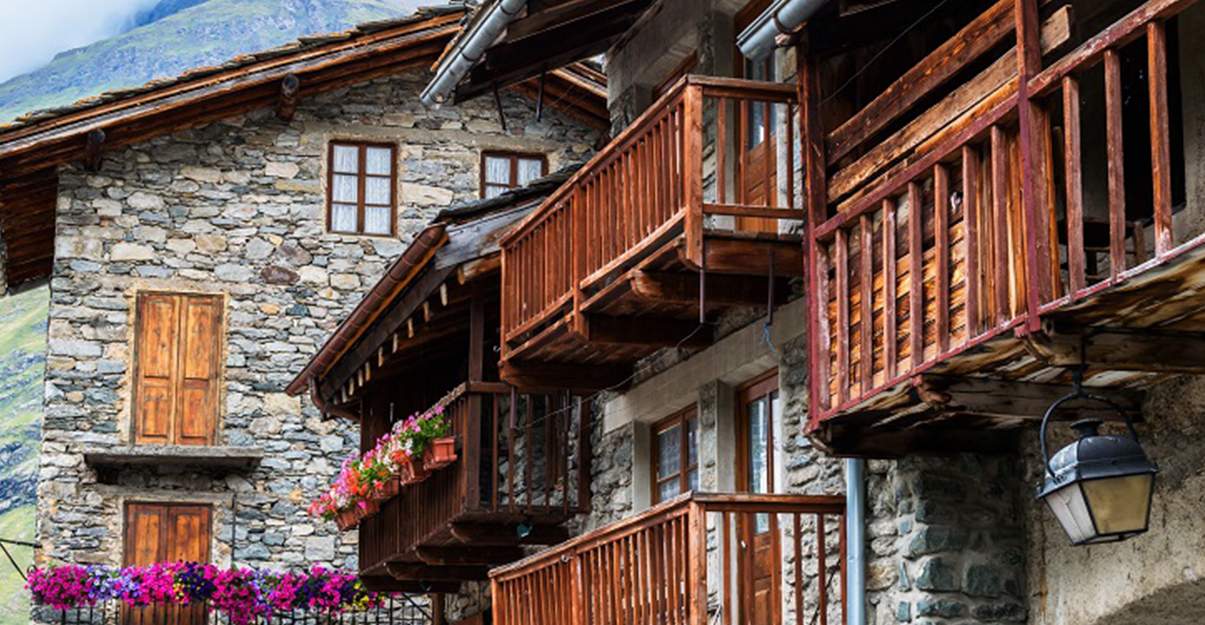 découvrez les coûts de rénovation d'un chalet en montagne : estimation des prix, conseils pour optimiser votre budget et choisir les meilleurs matériaux.