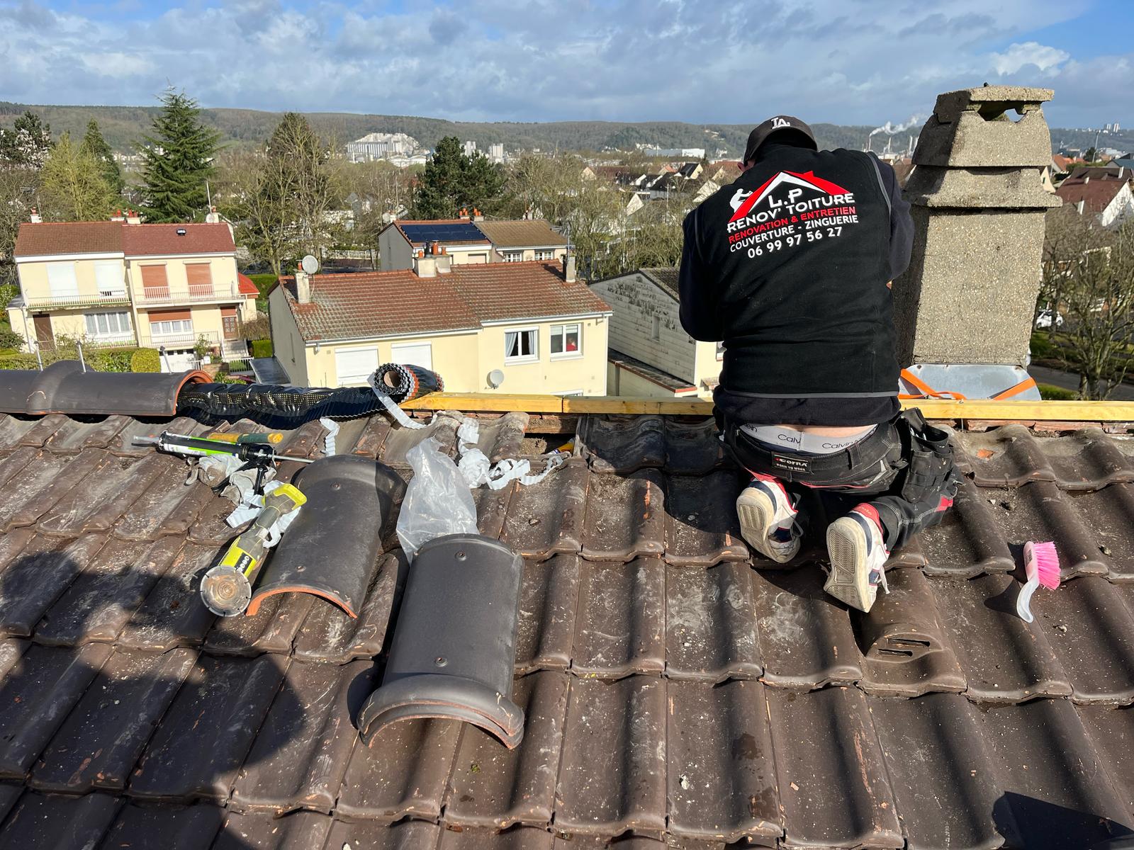 expert en rénovation de toiture pour maison, notre couvreur assure des travaux de qualité pour protéger et embellir votre habitat.