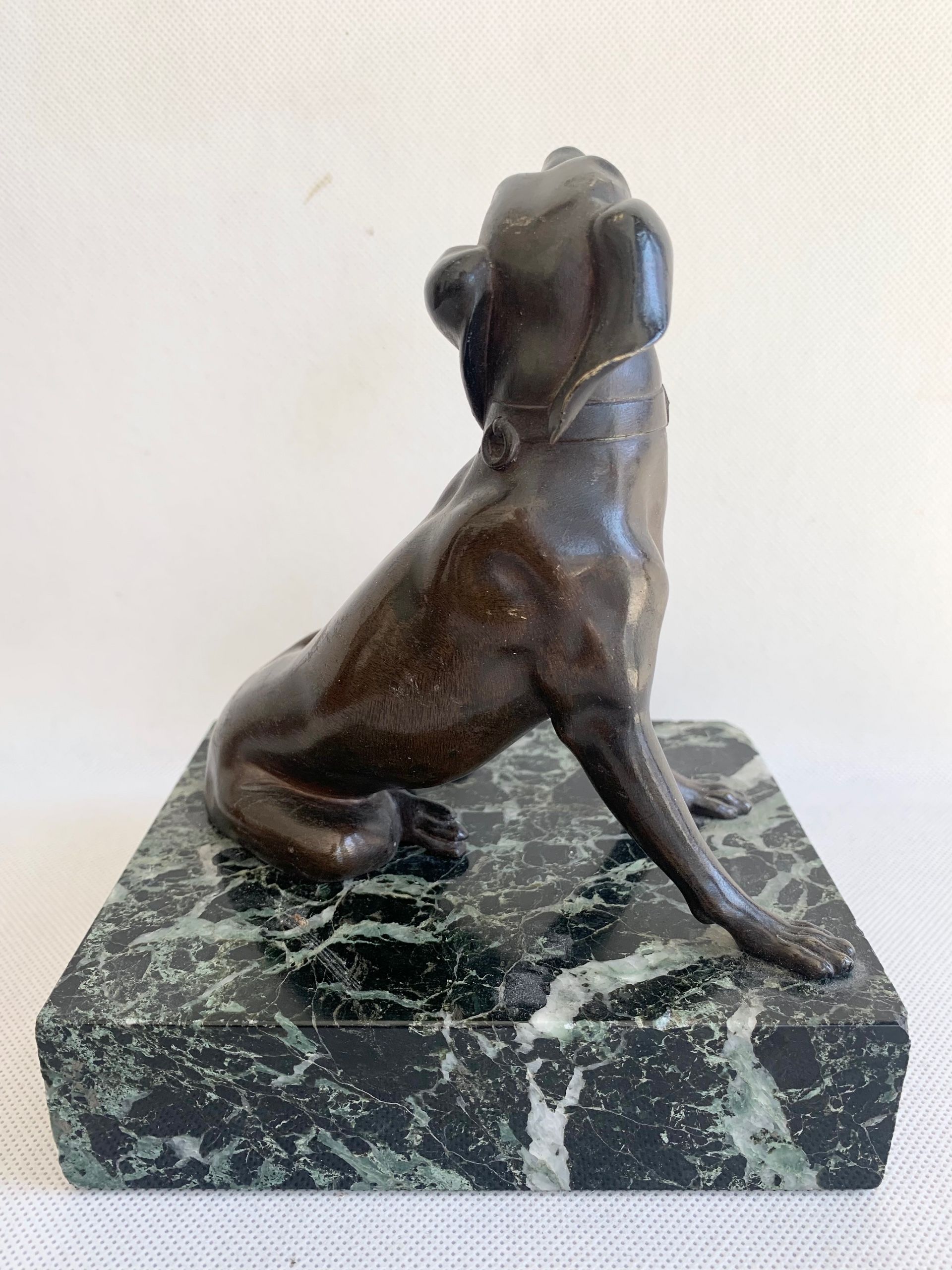apprenez à créer une sculpture de chien assis étape par étape, avec des conseils pratiques pour réussir votre œuvre artistique.
