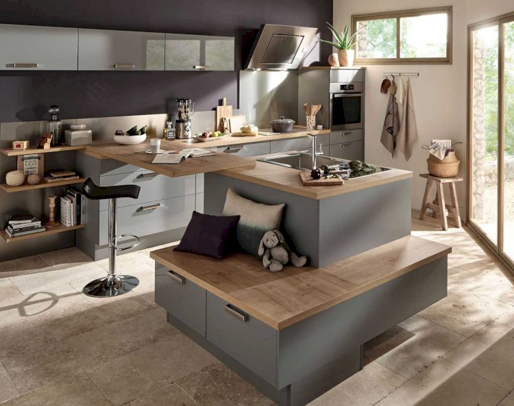 découvrez une cuisine rénovée alliant modernité et fonctionnalité pour un espace culinaire convivial et esthétique.