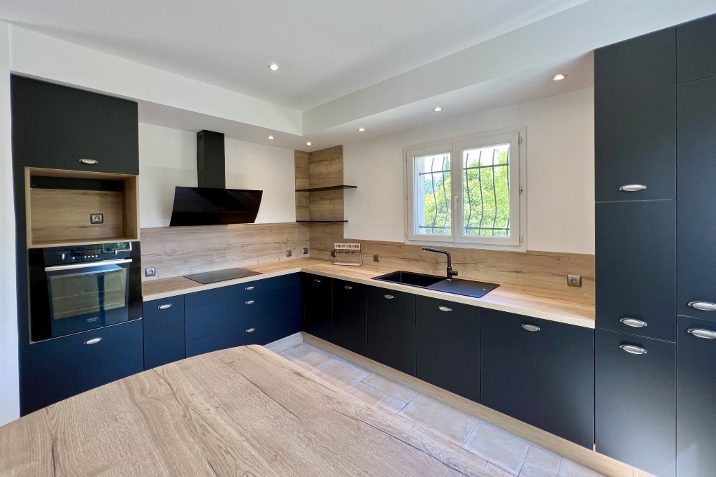 découvrez des cuisines sur mesure à celle-saint-cloud : conception personnalisée, matériaux de qualité et accompagnement professionnel pour créer la cuisine de vos rêves.