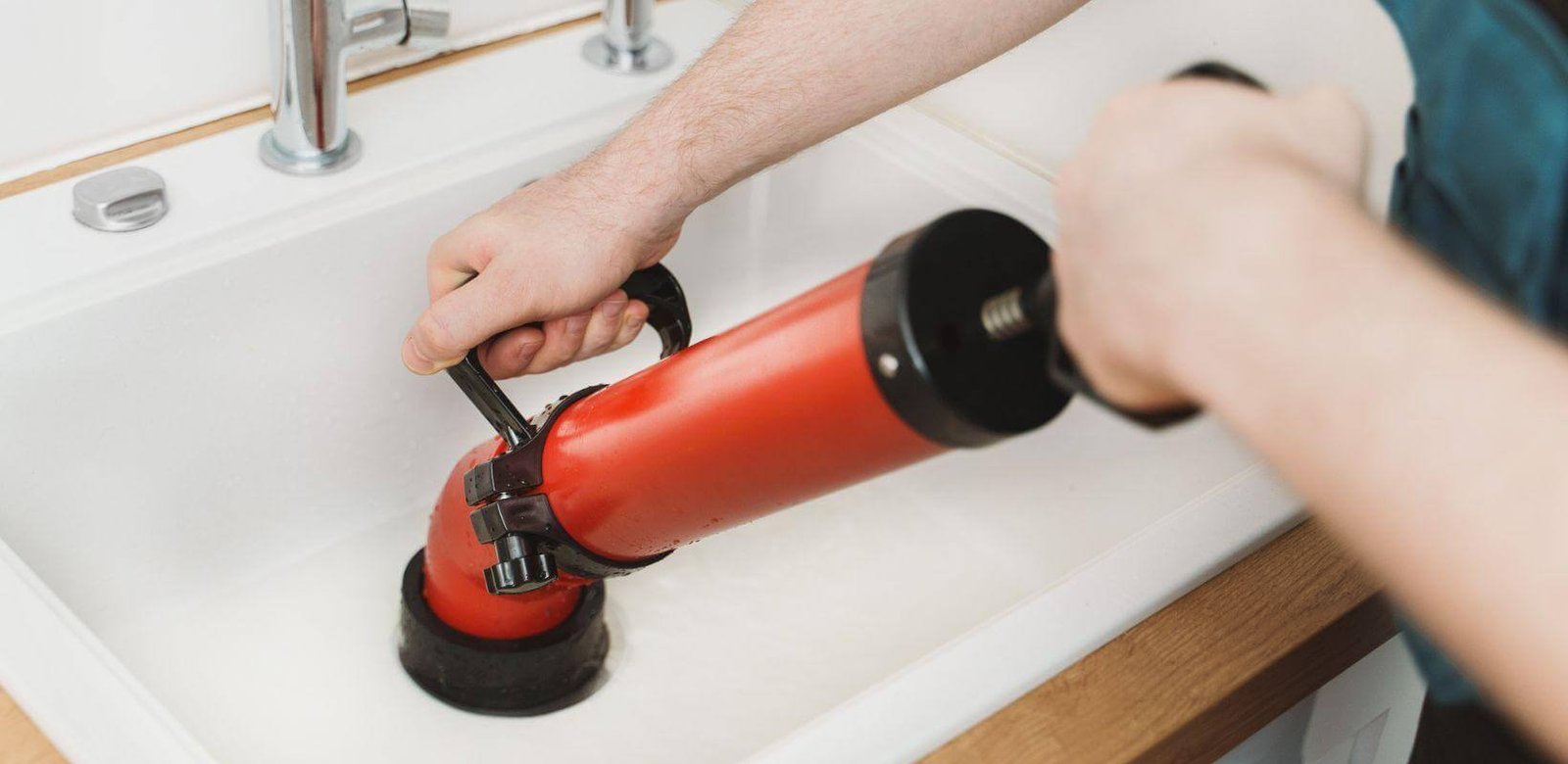 service de débouchage de canalisation par plombier expert, rapide et efficace pour tous types de canalisations obstruées.