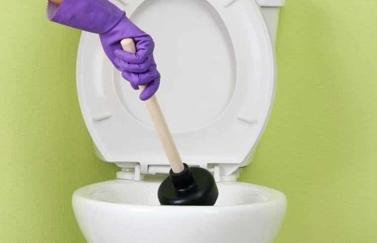 service professionnel de débouchage wc rapide et efficace. nos experts interviennent 24/7 pour résoudre tous vos problèmes de canalisation et wc bouché.