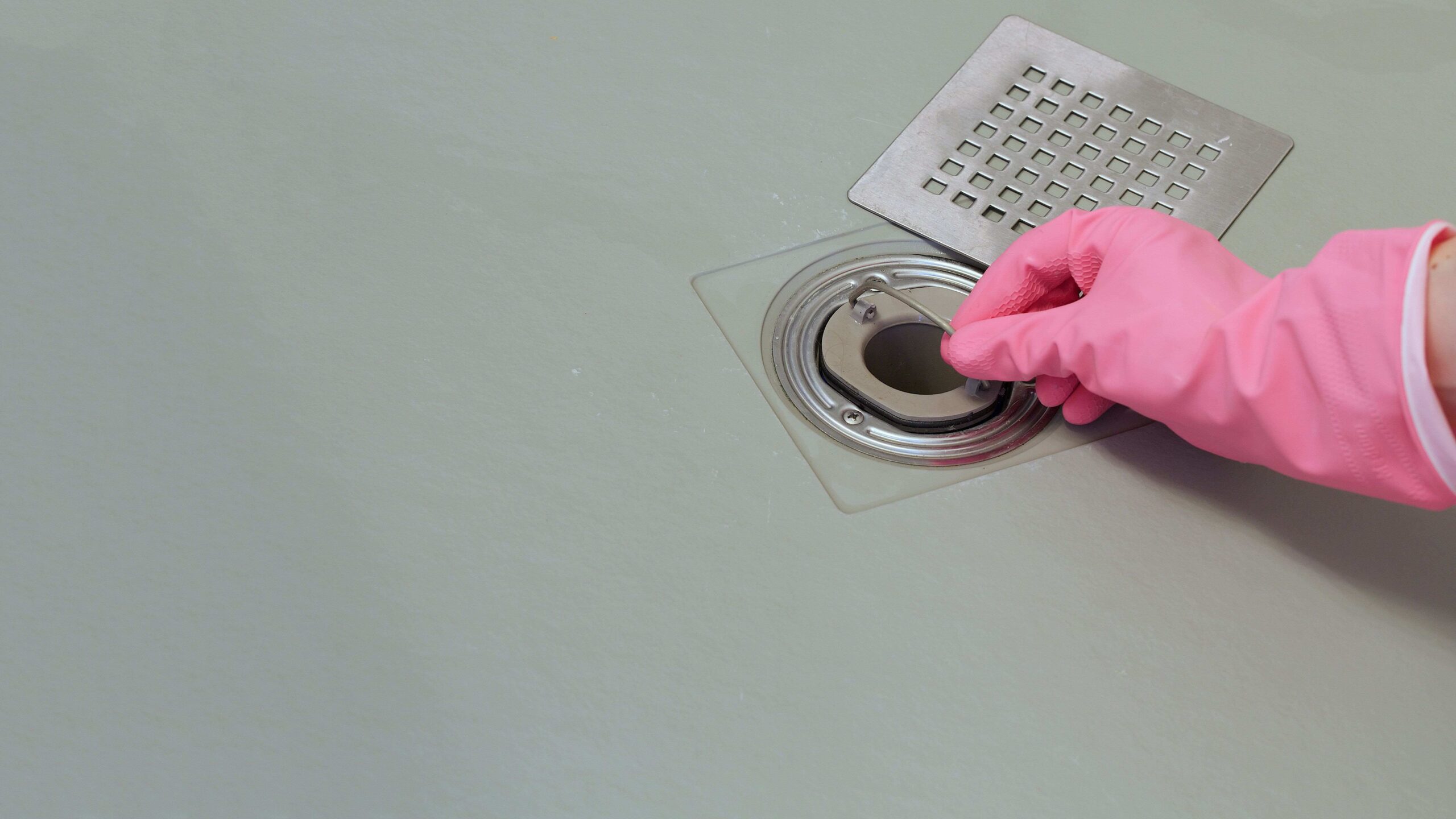 découvrez des astuces rapides et efficaces pour déboucher facilement votre canalisation de douche et éviter les désagréments.