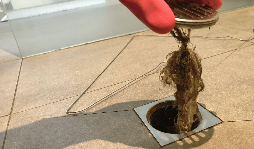 découvrez des astuces rapides et efficaces pour déboucher votre douche facilement et retrouver un écoulement parfait en un rien de temps.