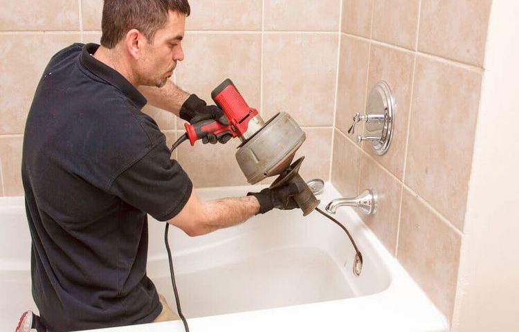 découvrez des astuces simples et efficaces pour déboucher votre douche facilement et rapidement, sans utiliser de produits chimiques agressifs.