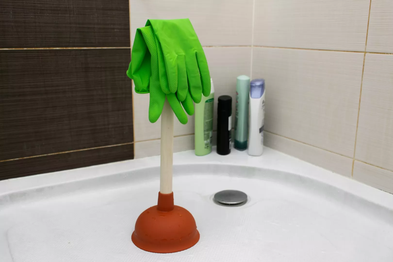 découvrez des astuces simples et efficaces pour déboucher votre douche facilement et rapidement, sans utiliser de produits chimiques agressifs.