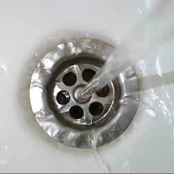 découvrez des astuces simples et efficaces pour déboucher votre douche facilement et rapidement, sans produits chimiques agressifs.