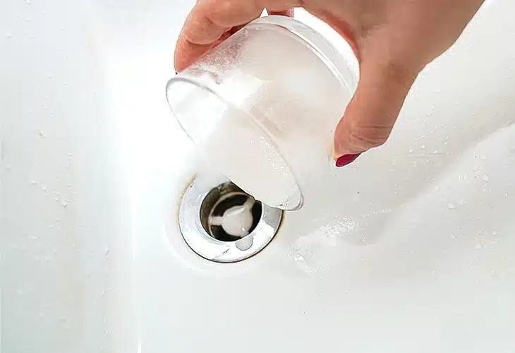 découvrez des astuces efficaces et simples pour déboucher votre douche facilement et rapidement, sans produits chimiques agressifs.