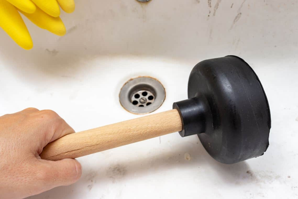 découvrez des méthodes naturelles efficaces pour déboucher votre douche rapidement sans utiliser de produits chimiques agressifs.