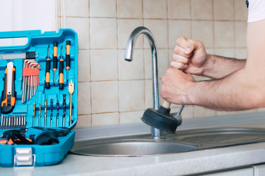 découvrez des astuces rapides et efficaces pour déboucher votre évier facilement et sans produit chimique.