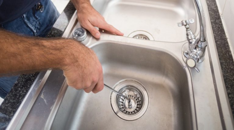 découvrez des méthodes efficaces et simples pour déboucher votre évier rapidement et éviter les mauvaises odeurs.