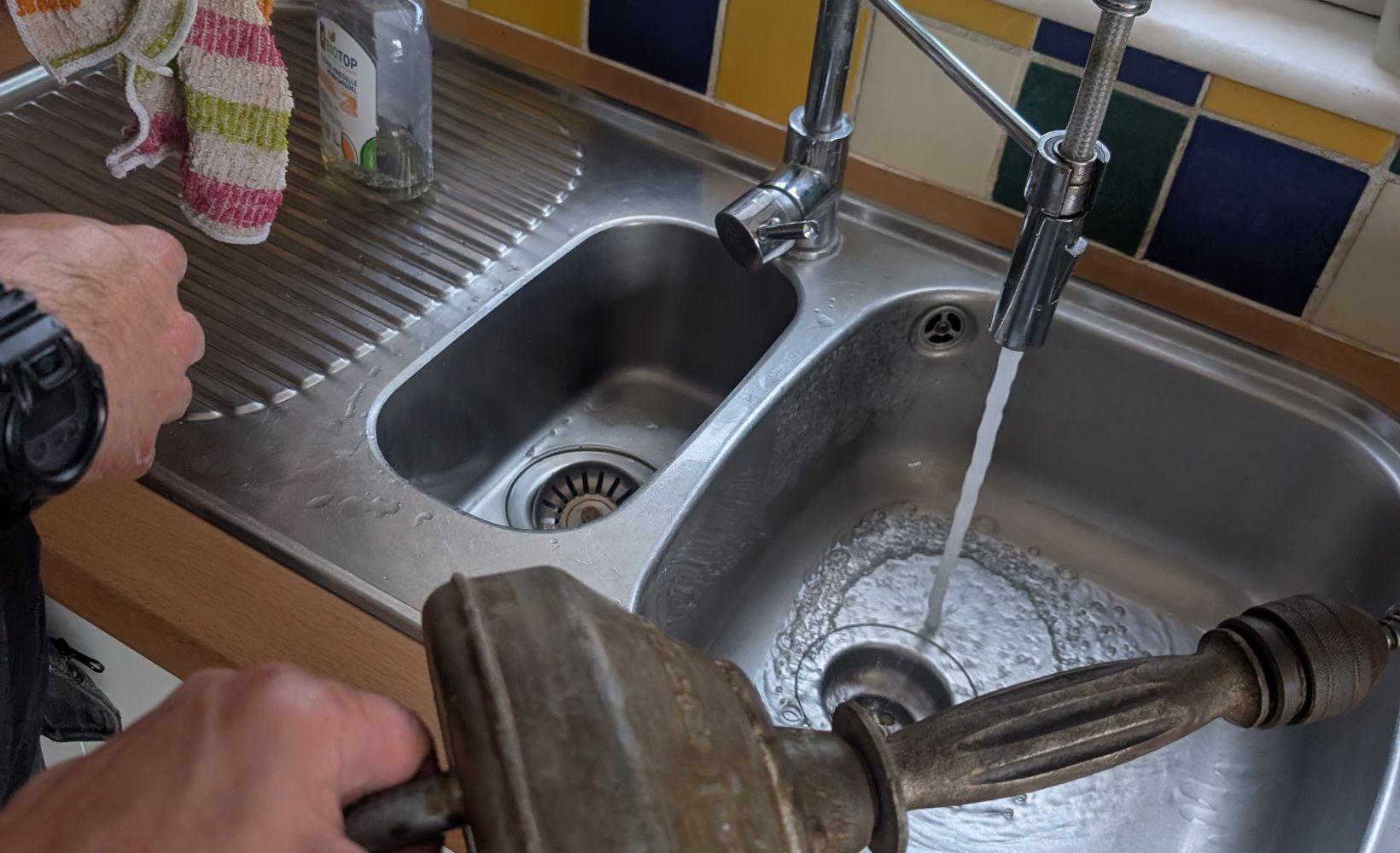 découvrez nos méthodes efficaces pour déboucher votre évier rapidement et facilement, sans endommager vos canalisations.