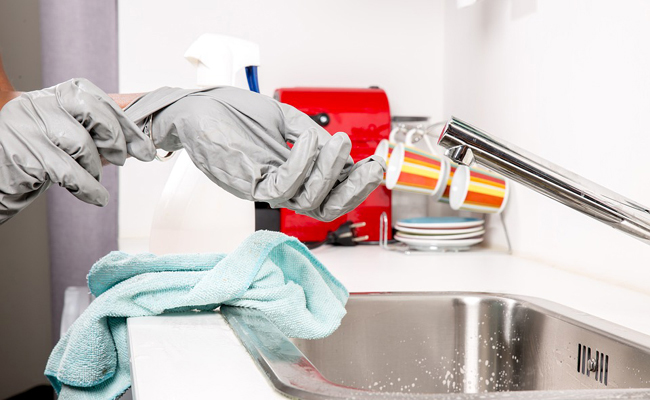 découvrez des méthodes efficaces et rapides pour déboucher votre évier facilement et retrouver un écoulement parfait en un rien de temps.