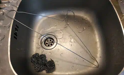 découvrez des méthodes efficaces pour déboucher votre évier rapidement et facilement, sans endommager vos canalisations.