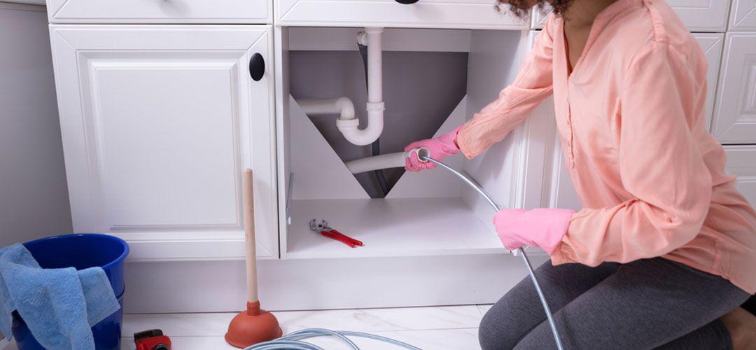 découvrez nos astuces efficaces et rapides pour déboucher votre évier facilement et retrouver un écoulement optimal sans effort.