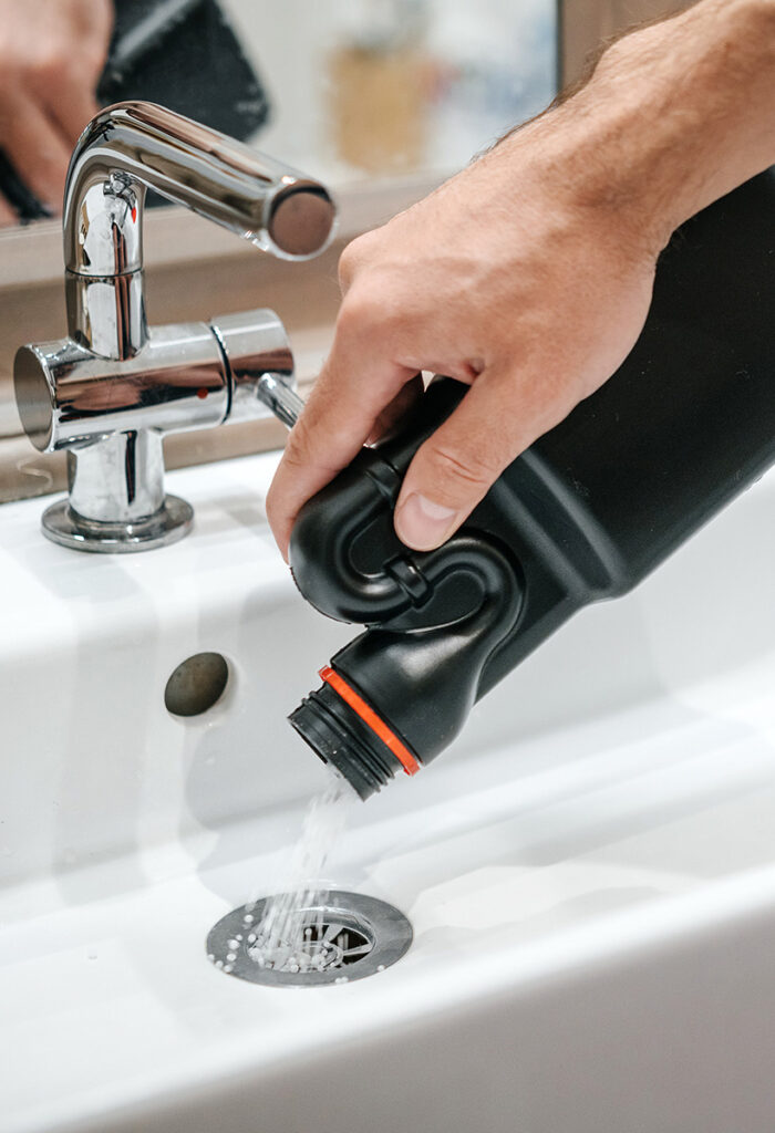 découvrez une méthode efficace pour déboucher votre évier rapidement et sans produits chimiques. astuces simples et résultats garantis !