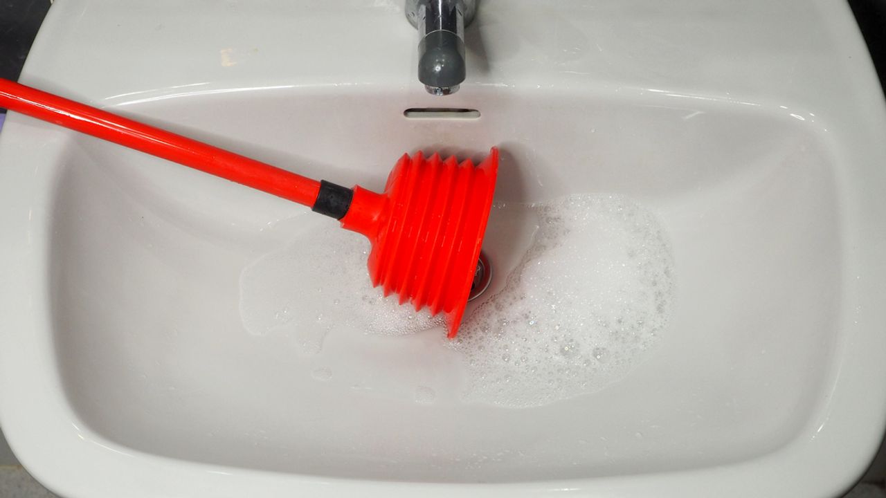 découvrez des méthodes efficaces et rapides pour déboucher votre évier facilement, sans produits chimiques agressifs. astuces simples et solutions à portée de main !