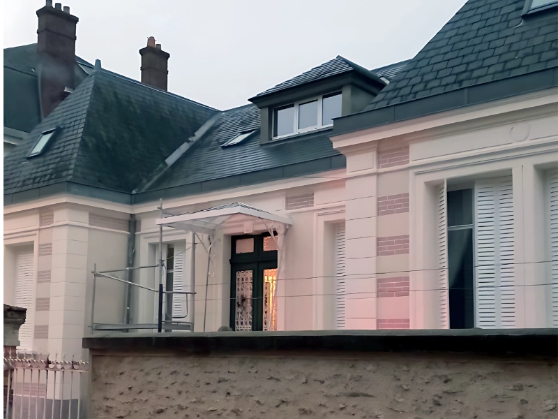 découvrez la définition du ravalement : un ensemble de travaux visant à restaurer et embellir la façade d'un bâtiment pour préserver son état et valoriser son patrimoine.